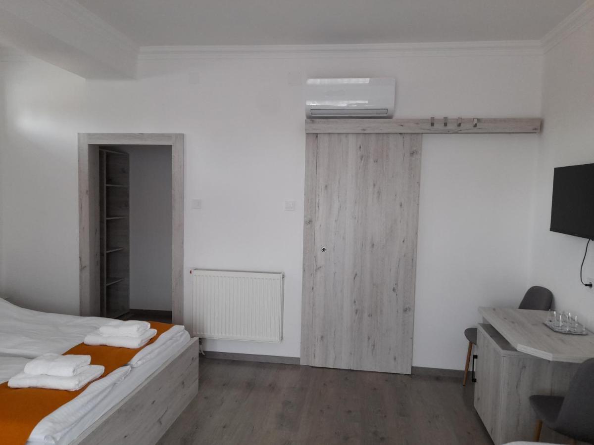 ハイデゥソボスロー Orion Panzio Bed & Breakfast エクステリア 写真